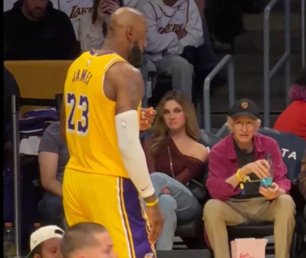 开云体育官网-秒变嫌弃脸！美媒放大场边镜头：女球迷被詹姆斯抠鼻子恶心到了