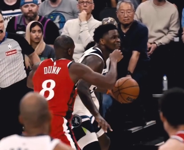 开云体育-顶级气质！爱德华兹看到小琼斯上前包夹微微一笑 后强行跳投命中